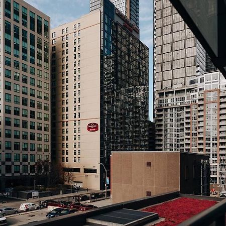 Chic 1-Br Condo; Parking Included; Downtown Core Торонто Екстериор снимка