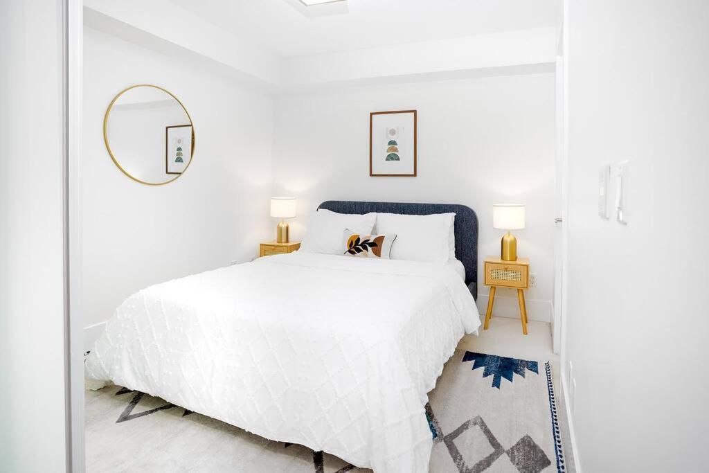 Chic 1-Br Condo; Parking Included; Downtown Core Торонто Екстериор снимка