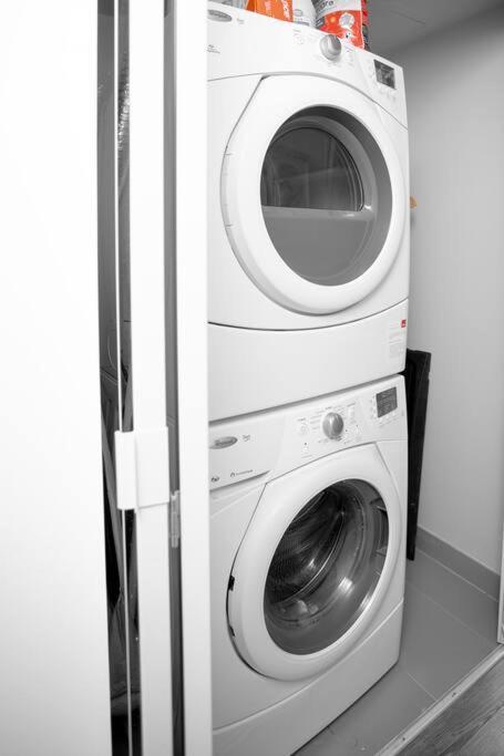 Chic 1-Br Condo; Parking Included; Downtown Core Торонто Екстериор снимка