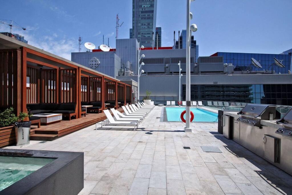 Chic 1-Br Condo; Parking Included; Downtown Core Торонто Екстериор снимка