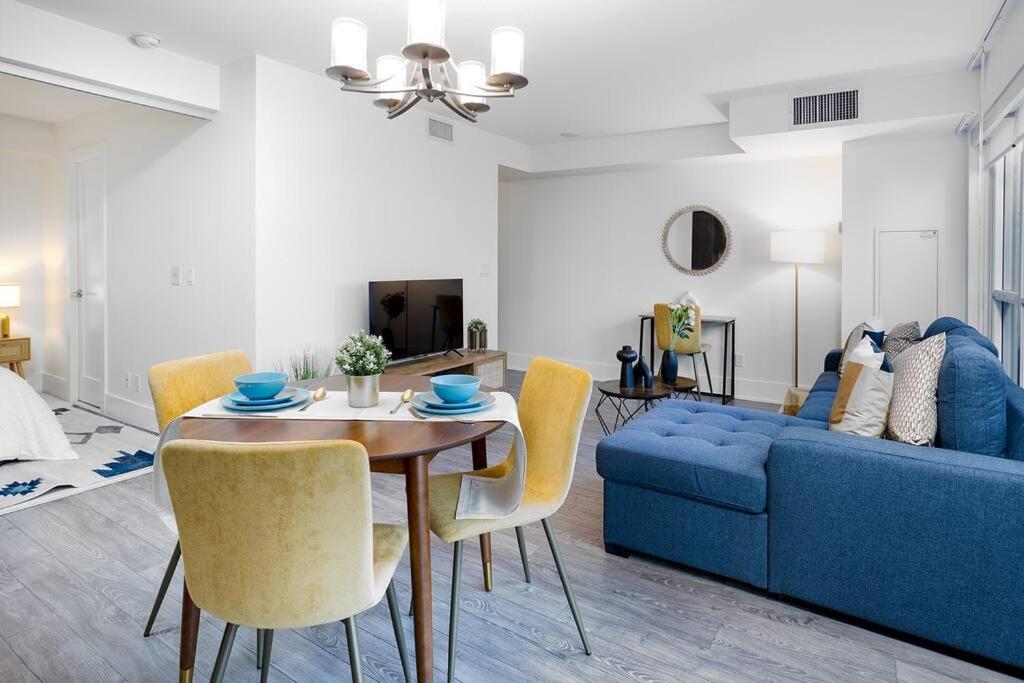 Chic 1-Br Condo; Parking Included; Downtown Core Торонто Екстериор снимка