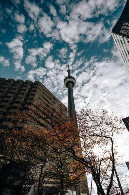 Chic 1-Br Condo; Parking Included; Downtown Core Торонто Екстериор снимка