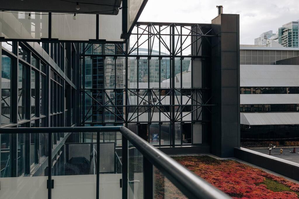 Chic 1-Br Condo; Parking Included; Downtown Core Торонто Екстериор снимка