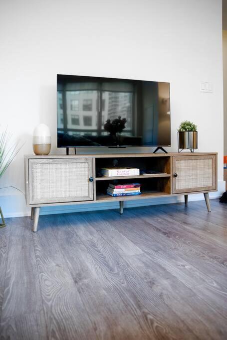 Chic 1-Br Condo; Parking Included; Downtown Core Торонто Екстериор снимка