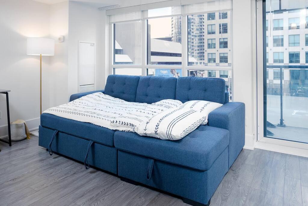 Chic 1-Br Condo; Parking Included; Downtown Core Торонто Екстериор снимка